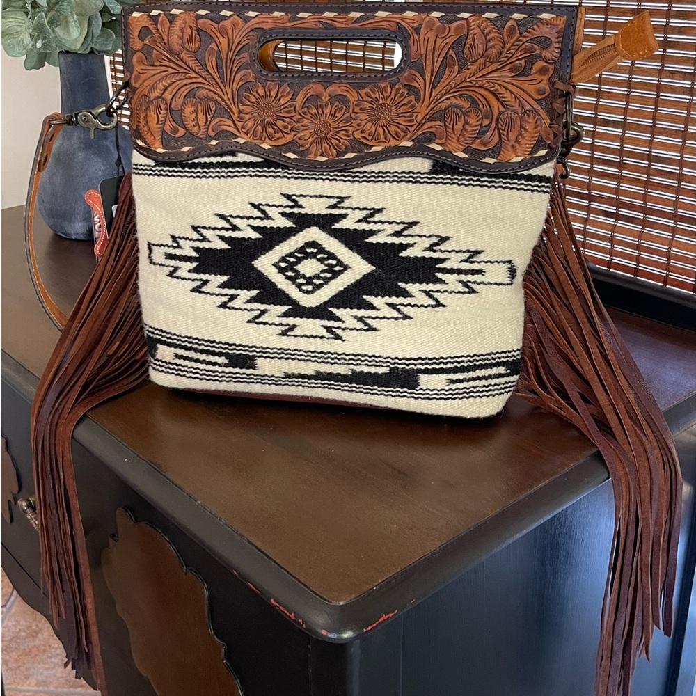 👀SALE 👀 🌻🌻American Darling Genuine Leather Black White Blanket Clutch Crossbody